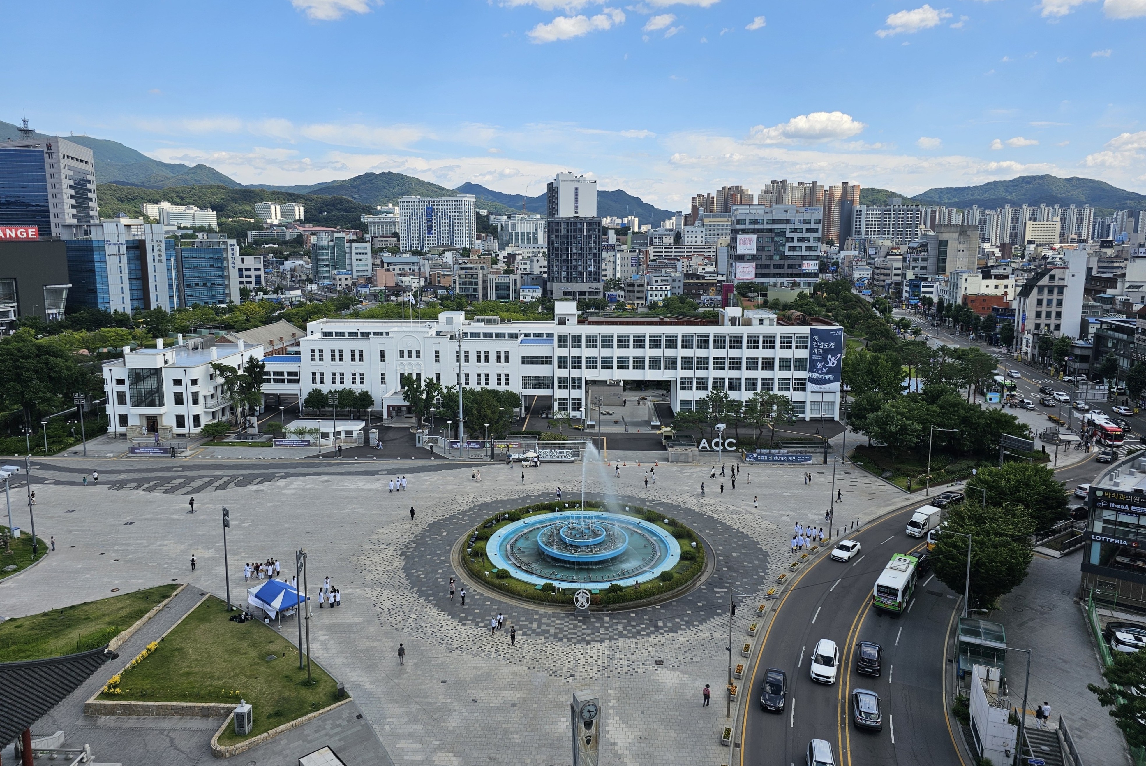 그 식당에 5월이 남아 있다